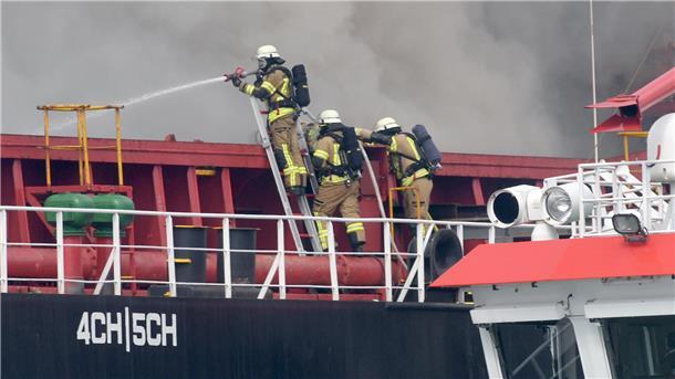 Es war ein harter Job für die Einsatzkräfte, das Feuer in den Laderäumen der „Lascombes“ zu löschen. Elf Tage lang war immer wieder was zu tun.
