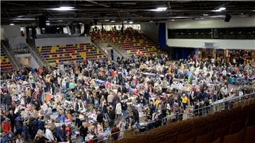 Menschen in der Stadthalle