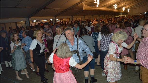 Es war wieder eine große Gaudi: das Oktoberfest in Stotel. Aber den Cola-Korn fanden etliche Besucher diesmal zu teuer.