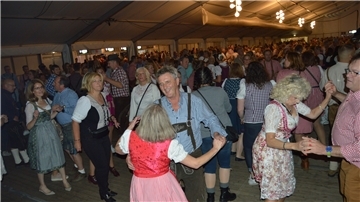 Es war wieder eine große Gaudi: das Oktoberfest in Stotel. Aber den Cola-Korn fanden etliche Besucher diesmal zu teuer.