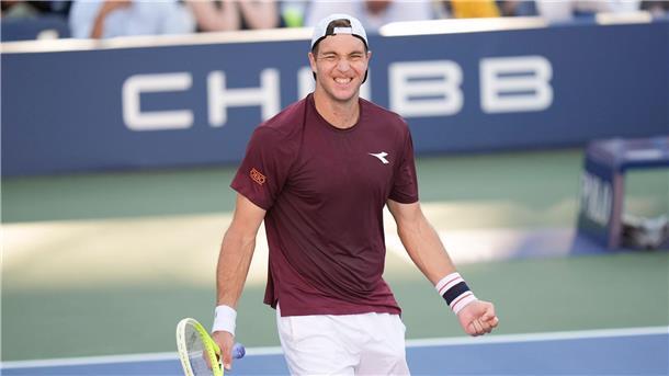 Es wartet ein großer Auftritt: Jan-Lennard Struff wird sich mit Novak Djokovic messen.