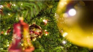 Weihnachtsschmuck an einem Tannenbaum.