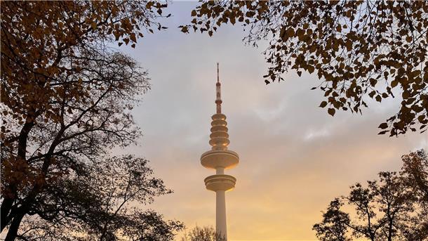 Bilder des Tages Es werde Licht: Der Fernsehturm in Hamburg erstrahlt in der Morgensonne. Die weiteren Wetteraussichten sind allerdings trüb. Der November zeigt sich in weiten Teilen Deutschlands in den kommenden Tagen von seiner regnerischen Seite.