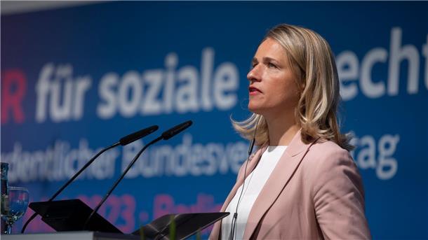 Kindergrundsicherung: Sozialverband fordert Scholz-Machtwort Es werde Zeit, dass der Kanzler sich zur Kindergrundsicherung äußere, so VdK-Chefin Verena Bentele.
