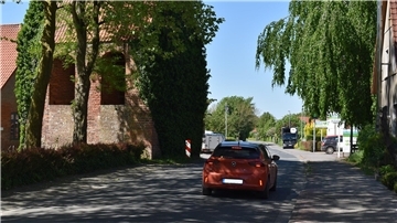Es wird eng beim Glockenturm und Lebensmittelmarkt in der Ortsdurchfahrt in Eckwarden – doch laut Verkehrsbehörde lediglich optisch und keineswegs in der Realität. Die gesamte Ortsdurchfahrt hat laut Behörde die gleiche Breite.