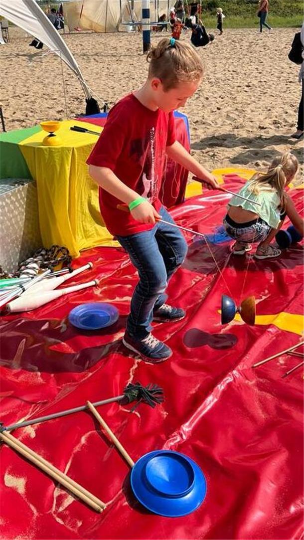 Das macht Spaß! Nordenhamer Piratenfest sorgt bei Kindern für beste Laune Es wird jongliert.