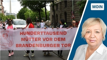Auf der linken Seite ist eine Demonstration zu sehen. Frauen halten ein Banner, rechts das Porträt einer Frau.