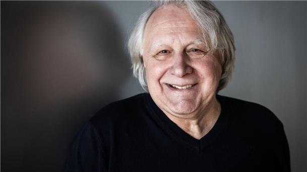 Peter Urbans Lieblings-ESC-Lied: von The Common Linnets ESC-Kommentator Peter Urban, Journalist und Radio-Kommentator, lächelt bei einem Fototermin.