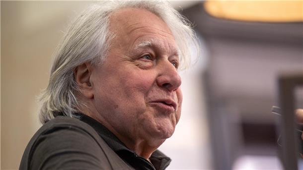 Ein älterer Mann mit schulterlangen grauen Haaren: Peter Urban