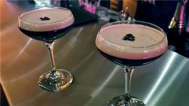 Wie und warum Espresso Martini zum In-Drink wurde Espresso Martini - hübsch angerichtet in Gläsern.