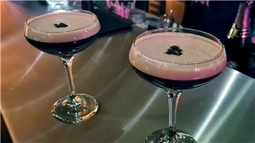 Espresso Martini - hübsch angerichtet in Gläsern.