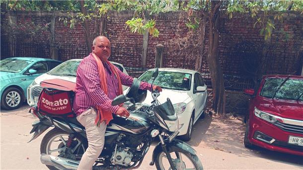 Leben bei 50 Grad: Wie halten Menschen diese Hitze aus? Essenslieferant Vijay Kumar Singh auf der Straße in Delhi.