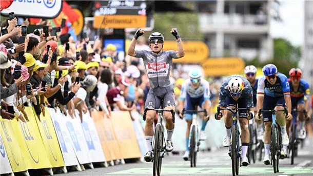 Verflixter dritter Platz: Ackermann vergibt nächste Chance Etappensieger Jasper Philipsen (l.) jubelt vor dem Drittplatzierten Pascal Ackermann (r.).