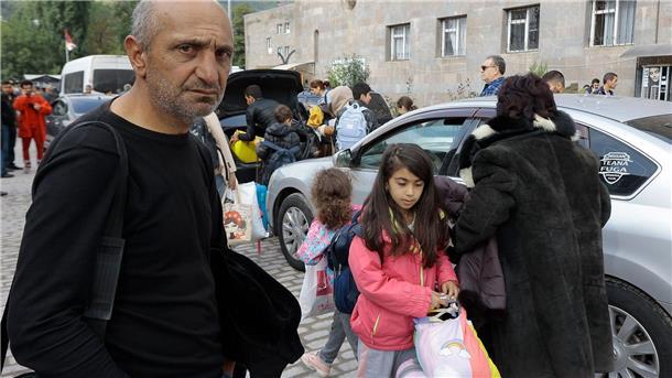 Nach Explosion: Lage in Karabach immer verzweifelter Ethnische Armenier aus Berg-Karabach kommen in Goris an.