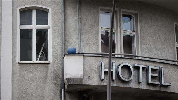 Kugelbomben-Schäden: Rufe nach Konsequenzen werden laut Etliche Fensterscheiben gingen zu Bruch.