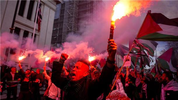 Proteste gegen Israel: Haaland treffsicher - außer vom Punkt Etwa 1000 Menschen haben vor dem Stadion in Oslo an einer propalästinensischen Demo teilgenommen.