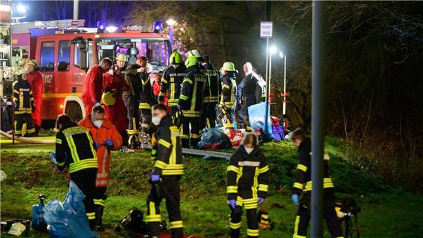 Feuer in Krankenhaus: Fünf Menschen sterben, viele Verletzte Etwa 140 Rettungskräfte waren in Uelzen im Einsatz.