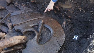 Etwa 2400 Jahre lang „schlummerte“ das Scheibenrad, ein echter archäologischer Schatz, im Moorboden, bevor ihn Archäologen in der vergangenen Woche freilegten.