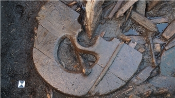 Etwa 2400 Jahre lang „schlummerte“ das Scheibenrad im Moorboden, bevor ihn Archäologen in der vergangenen Woche freilegten. Die Fragmenten lagen nur 70 Zentimeter unter der Grasnarbe.