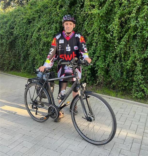 Pinguins-Podcast #139: Der irre Sven Etwa 70 Kilometer pro Tag will Pinguins-Fan Sven Popp zurücklegen.