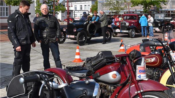 Das Foto zeigt die Teilnehmer einer Oldtimer-Rallye, die am Sonnabend in Nordenham stattfand.