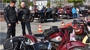 Das Foto zeigt die Teilnehmer einer Oldtimer-Rallye, die am Sonnabend in Nordenham stattfand.
