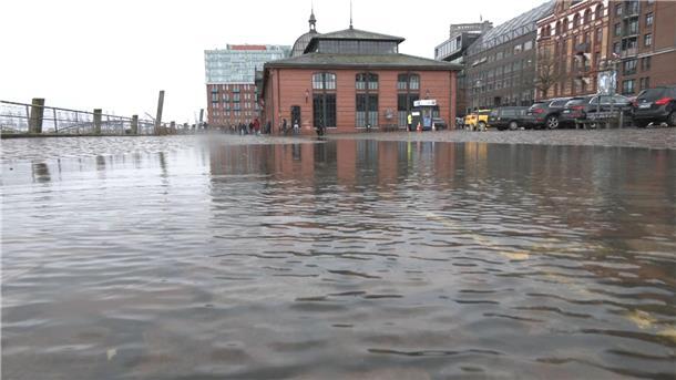 Sturmtief im Norden sorgt für erhöhte Wasserstände Etwas Wasser ist auf den Hamburger Fischmarkt geschwappt.
