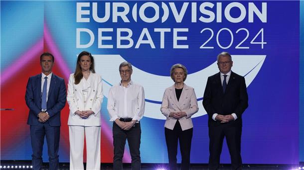 Von der Leyen verteidigt mögliche Koalition mit EKR-Fraktion EU-Kommissionspräsidentin Ursula von der Leyen (2.v.r.) musste sich bei einer Debatte in Brüssel erklären.