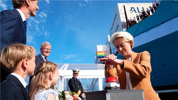 Von der Leyen tauft erstes Methanol-Containerschiff EU-Kommissionspräsidentin Ursula von der Leyen agiert als Taufpatin.