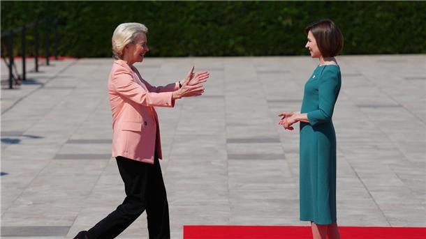 Europa-Gipfel: Klares Signal an Moskau EU-Kommissionspräsidentin Ursula von der Leyen begrüßt Moldaus Präsidentin Maia Sandu.