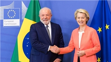 EU-Kommissionspräsidentin Ursula von der Leyen begrüßt den brasilianischen Präsidenten Luiz Inácio Lula da Silva in Brüssel.