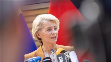 EU-Kommissionspräsidentin Ursula von der Leyen fliegt zu ihren Terminen auch im Linienflugzeug.