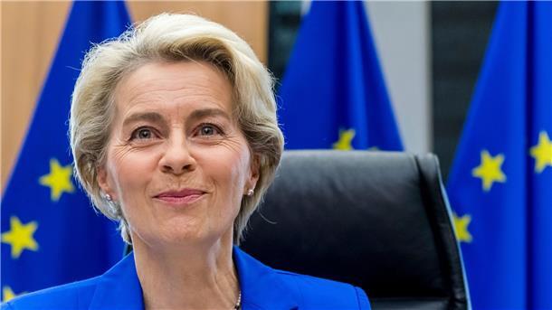 EU-Kommission will Staaten mehr Zeit für Schuldenabbau geben EU-Kommissionspräsidentin Ursula von der Leyen lächelt, während sie auf den Beginn der wöchentlichen Sitzung des Kommissionskollegiums im EU-Hauptquartier wartet.