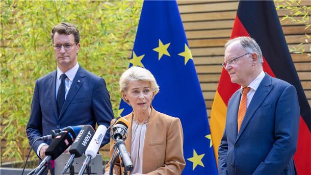 EU und Bundesländer: Sorge um Europas Wettbewerbsfähigkeit EU-Kommissionspräsidentin Ursula von der Leyen (M), Nordrhein-Westfalens Ministerpräsident Hendrik Wüst (l) und Niedersachsens Ministerpräsident Stephan Weil geben nach dem Treffen ihre Statements ab.