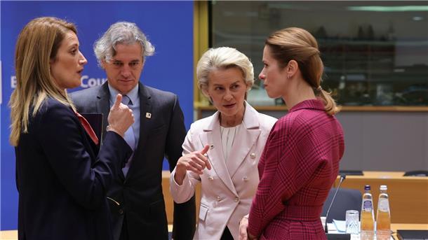 Neue Russland-Sanktionen der EU in Kraft EU-Parlamentspräsidentin Roberta Metsola (v.l.), Sloweniens Ministerpräsident Robert Golob sowie EU-Kommissionspräsidentin Ursula von der Leyen und die estnische Ministerpräsidentin Kaja Kallas auf dem EU-Gipfel in Brüssel.