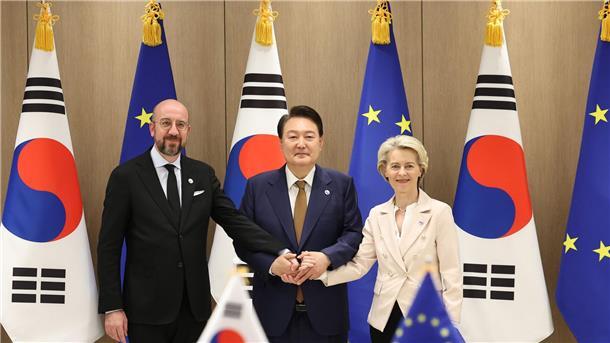 EU und Südkorea starten „Grüne Partnerschaft“ EU-Ratspräsident Charles Michel (l-r), Südkoreas Präsident Yoon Suk Yeol und EU-Kommissionspräsidentin Ursula von der Leyen zeigen Einigkeit.