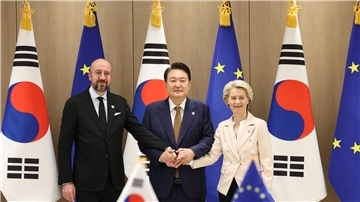 EU-Ratspräsident Charles Michel (l-r), Südkoreas Präsident Yoon Suk Yeol und EU-Kommissionspräsidentin Ursula von der Leyen zeigen Einigkeit.