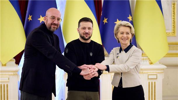 Gipfel mit Luftalarm: EU verspricht Ukraine weitere Hilfe  EU-Ratspräsident Charles Michel, Ukraine-Staatschef Wolodymyr Selenskyj und EU-Kommissionspräsidentin Ursula von der Leyen beim EU-Ukraine-Gipfel.