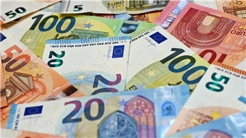 Eurobanknoten liegen auf einem Tisch.