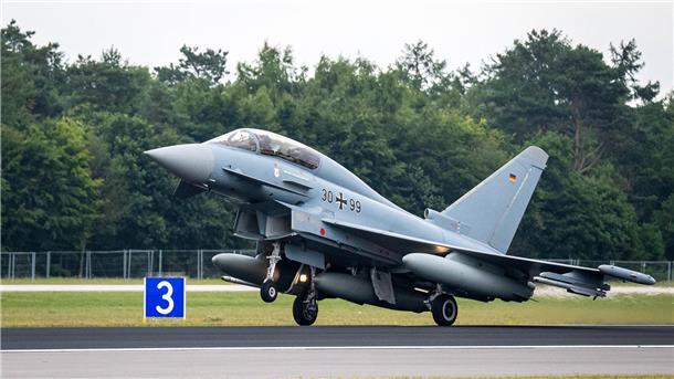 Ein Eurofighter der Bundeswehr.  Eurofighter der Luftwaffe trainieren bei „Richthofen Shield 2025“ auf dem Flughafen Bremen Starts und Landungen, um militärische Abläufe mit zivilen Strukturen zu verzahnen.