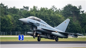 Ein Eurofighter der Bundeswehr.  Eurofighter der Luftwaffe trainieren bei „Richthofen Shield 2025“ auf dem Flughafen Bremen Starts und Landungen, um militärische Abläufe mit zivilen Strukturen zu verzahnen.