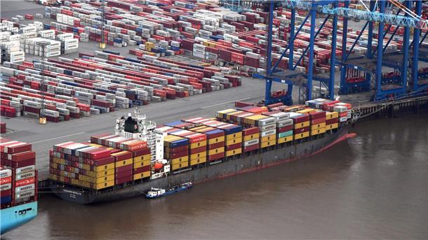 Schiff liegt am Containerterminal.
