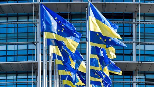 EU-Kommission will Beitrittsgespräche mit Ukraine Europäische und ukrainische Flaggen wehen vor dem Europäischen Parlament in Straßburg. Die EU-Kommission erklärt die positive Empfehlung für das osteuropäische Land damit, dass die noch ausstehenden Reformen bereits auf den Weg gebracht seien.