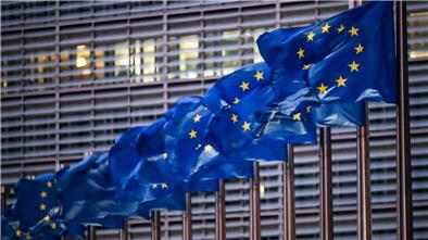 Europaflaggen wehen vor dem Sitz der EU-Kommission.