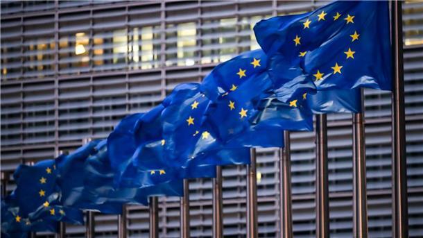 EU will Ländern mehr Spielraum beim Schuldenabbau geben Europaflaggen wehen vor dem Sitz der EU-Kommission. „Wir leben in einer sehr anderen Welt als vor 30 Jahren. Andere Herausforderungen, andere Prioritäten“, sagt Kommissionsvizepräsident Valdis Dombrovskis zu der geplanten Reform des Schuldenabbaus.