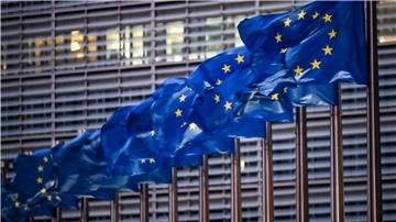 Europaflaggen wehen vor dem Sitz der EU-Kommission. „Wir leben in einer sehr anderen Welt als vor 30 Jahren. Andere Herausforderungen, andere Prioritäten“, sagt Kommissionsvizepräsident Valdis Dombrovskis zu der geplanten Reform des Schuldenabbaus.