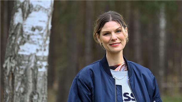Juli-Sängerin: Kerzen und Yoga helfen nicht in Krisen Eva Briegel ist Sängerin von der Band Juli. Das Album neue Album der Band, mit dem Namen „Der Sommer ist vorbei“, erscheint am 28.04.2023.