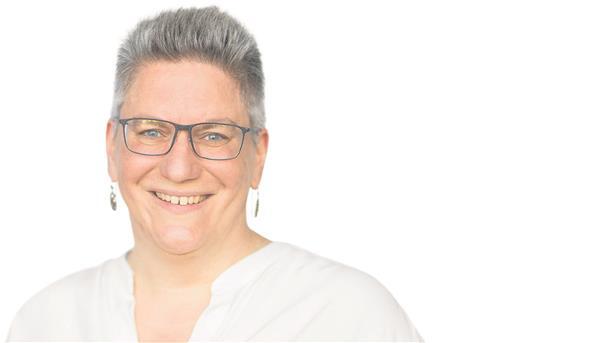 Schöne Resonanz auf Hochzeit: Glückwünsche auch von Unbekannten Frau in weißer Bluse mit Brille
