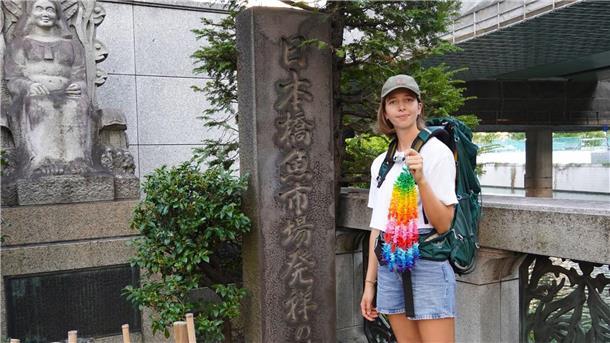 Mit Papierkranichen - Deutsche sammelt in Japan Spenden Eva Fritz hält eine Kette aus bunten Papierkranichen in der Hand. Sie will von Tokio aus zweieinhalb Monate lang mit Rucksack und Zelt 1000 Kilometer über Kyoto bis nach Hiroshima wandern.