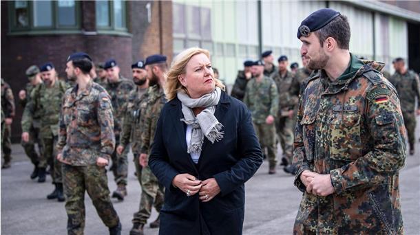 Wehrbeauftragte: Entkrampfung der Wehrpflicht-Debatte nötig Eva Högl (SPD), Wehrbeauftragte des Deutschen Bundestages, bei einem Truppenbesuch in Schortens. Hier zusammen mit Major Dirk Polter.